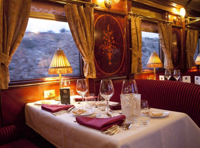 015_Al Andalus - Tisch im Restaurant - Renfe - Lernidee Reisen - Schoene Aussichten Touristik